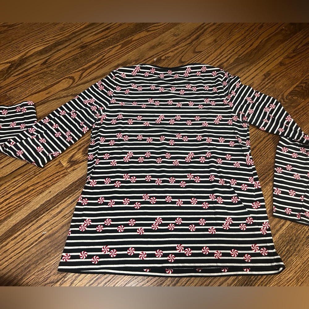 TALBOTS BLACK & WHITE STRIPE HOLIDAY TOP
PEPPERMINT CANDIES WITH SOME SEQUINS - Picture 4 of 5
